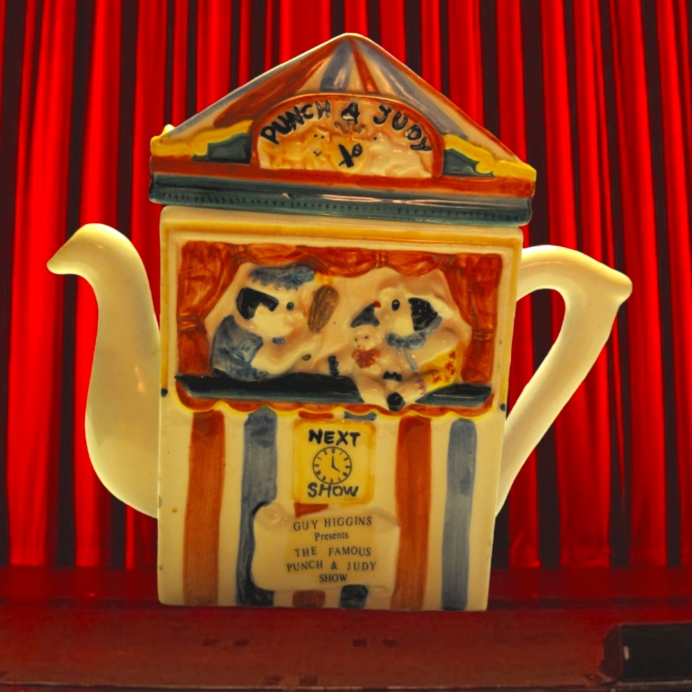 PUNCH & JUDY Vintage Tea Pot Like New